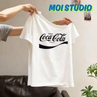 ราคา MOI พร้อมส่ง เสื้อปาดไหล่ ผู้หญิง เรียบง่ายและมีสไตล์ ผ้าCOTTON โคตรนุ่ม OVERSIZE เสือใส่สบาย พิมพ์ลาย COCA COLA (46607297610)