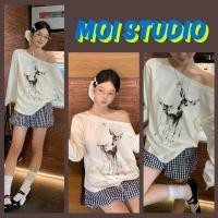 ราคา MOI พร้อมส่ง แฟชั่นเสื้อขาว เกาหลีสไตล์ เปิดไหล่ แขนยาว ผ้าCOTTON โคตรนุ่ม เสือใส่สบาย พิมพ์ลาย Ink Deer (46354734418)