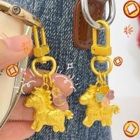 ราคา เครื่องรางม้าศักดิ์สิทธิ์เสริมดวงปี 2026 พวงกุญแจม้า กระเป๋าโทรศัพท์มงคล ลวดลายม้ามีฮีต สื่อถึงความเจริญก้าวหน้า งานโลหะสีทอง วัสดุเกรดพรีเมียม สำหรับแขวนกระเป๋า กุญแจรถ โทรศัพท์ เสริมความเป็นสิริมงคล