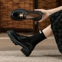 ราคา รองเท้าโลฟเฟอร์ส้นหนาแบบมีแพลตฟอร์มสำหรับผู้หญิง สีดำ หนังแก้วแบบสวม มีโลโก้โลหะ รองเท้าใส่สบาย กันลื่น (45905896788)