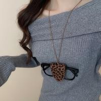 ราคา กระเป๋าหนังลายเสือดาวพร้อมสายสะพาย แว่นตากันแดด และสร้อยคอย้อนยุค (52850806096)