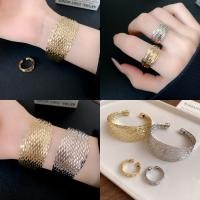 ราคา สร้อยข้อมือและแหวนสไตล์เรียบง่ายสำหรับผู้หญิง ออกแบบโดยยุโรปและอเมริกา พร้อมประดับด้วยโลหะคุณภาพดี (44062388778)