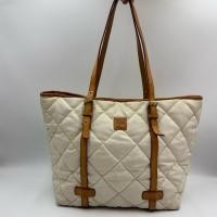 ราคา กระเป๋าโท้ทผ้าไนลอนควิลท์สีครีม Dooney Bourke กระเป๋ามือสอง (52457018038)