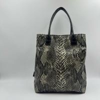 ราคา กระเป๋าลายหนังงูโทนเทา ดำ ดีไซน์ทรง tote (49107305545)