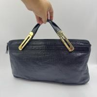 ราคา กระเป๋าหนังสีดำทรงยาว ผิวลายคล้ายหนังจระเข้ กระเป๋ามือสอง (42323797837)