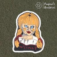 ราคา ร้านในไทยพร้อมส่ง เข็มกลัดลายตุ๊กตาผีแอนนาเบลล์ MISS ME ANNABELLE DOLL Enamel Brooch Pin (40729459306)