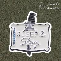 ราคา ร้านในไทยพร้อมส่ง เข็มกลัดลายดาบแทงทะลุหมอน SLEEP SLAY SWORD PIERCED PILLOW Enamel Brooch Pin (58107701087)