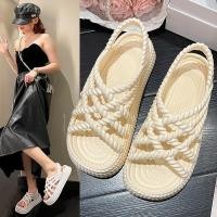 ราคา รองเท้าแตะส้นแบนสตรีมีสายรัดทอ ฤดูร้อนใหม่ยอดนิยมหนา พื้นรองเท้า หูเดียวสไตล์นางฟ้าอินเทอร์เน็ตคนดังแพลตฟอร์มรองเท้า (44327904840)