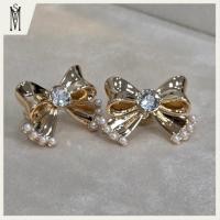 ราคา ต่างหูโบว์โรสโกลด์ประดับคริสตัลและไข่มุก18K ต่างหูทองคำขาวแท้ งานพรีเมี่ยม ต่างหูออกงาน MYS 0062 พร้อมส่ง (54607483197)