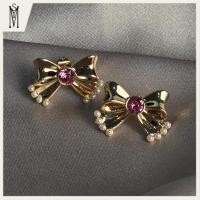 ราคา ต่างหูโบว์โรสโกลด์ประดับเพชรสีชมพูและไข่มุก18K ต่างหูเงินแท้ งานพรีเมี่ยม เก๋ ต่างหูประดับเพชร MYS 0045 พร้อมส่ง (41579926038)