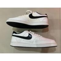 ราคา ของใหม่ มีตำหนิสี รองเท้าผ้าใบผู้ชาย Nike Court Vision Low รุ่น White Black Metallic Gold ไซส์ US9 5 EUR43 (51251018871)