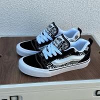 ราคา รองเท้า Low top ดอกไม้สีดำสีขาว สไตล์สบายๆ สำหรับทั้งผู้ชายและผู้หญิง พร้อมพื้นรองเท้าแบบขนมปัง (57307521437)