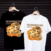 ราคา เสื้อยืดพิมพ์ลาย THE WARMEST HUG สำหรับชายและหญิง แนวน่ารักสไตล์สตรีท มีให้เลือก 2 สี ขาวและดำ ใส่สบาย ทนทาน และระบายอากาศได้ดี (54607453562)