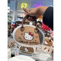 ราคา กระเป๋า Kitty กระเป๋ากลม ขนปุ้ยขอบขาว สีน้ำตาลหนังกลับ มีสยสะพายให้ ลิขสิทธิ์แท้ (57705403381)