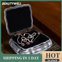 ราคา Beautywell BAFOVY Vintage กล่องเครื่องประดับโลหะหรูหราสี่เหลี่ยมผืนผ้าซับกำมะหยี่นุ่มสำหรับแหวนต่างหูและเครื่องประดับงานแต่งงานตกแต่งตาราง (57058019952)