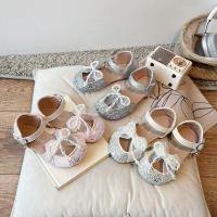 ราคา รองเท้าเด็กผู้หญิง สไตล์เจ้าหญิง แต่งโบว์ไข่มุก รองเท้าแฟชั่นเกาหลี พื้นนุ่ม กันลื่น ใส่สบาย (54008169526)