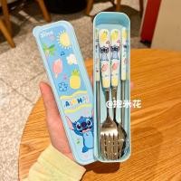 ราคา ชุดช้อนส้อมตะเกียบ Stitch สแตนเลส พร้อมกล่องพกพา ชุดช้อนส้อมนักเรียน สำหรับพกไปโรงเรียน (48957115354)