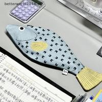 ราคา bet Fish Shape Novelty Pencil Case Fish Pen Bag Fish Coin Purse กระเป๋าดินสอตลกพร้อมซับในก้างปลาจําลอง ของขวัญวันเกิด TH (40879802256)