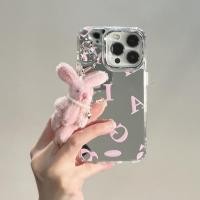 ราคา Huiwanju Pink Rabbit จี้กระจกเงาสำหรับ iPhone 16promax Pink Rabbit 15promax น่ารัก 14pro การ์ตูน 13promax Plush จี้ 12 ตัวอักษรที่เรียบง่าย 11 กรณีโทรศัพท์สีชมพู xsmax ป้องกันการตก xr เต็มห่อขอบ xs x