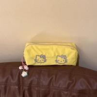 ราคา SANRIO กล่องดินสอเย็บปักถักร้อยคิตตี้ กระเป๋าใส่ปากกาไนลอนสีเหลืองน่ารัก กระเป๋าเครื่องเขียน น่ารัก พร้อมเสน่ห์ ซานริโอ สําหรับนักเรียน (47208149828)