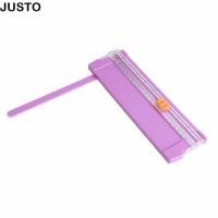 ราคา JUSTO A4 กระดาษTrimmer ขนาดสีม่วง สีชมพู สีส้ม สีฟ้า สีขาวเครื่องตัดกระดาษ แบบพกพา 270 X 85 X 25 มม คิ้วรักษาความปลอดภัยฟรีสมุดภาพกระดาษTrimmer Scrapbooking Craft (53858500615)