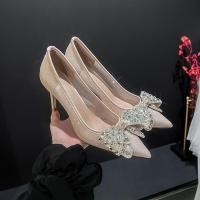 ราคา ตาข่ายรองเท้าส้นสูงผู้หญิง กริช เซ็กซี่ กับพลอยเทียมและโบว์ สีขาวสำหรับสวมใส่ในโอกาสพิเศษ ไซส์ใหญ่ถึง 43 (56708257694)