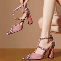 ราคา หนังนิ่ม 2025 สไตล์ใหม่ฤดูร้อนโรมันสีชมพูของแท้หนังรองเท้าส้นสูง Hollow Rhinestone ส้นหนา Pointed Toe รองเท้ารองเท้าแตะผู้หญิง (44329691654)