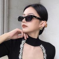 ราคา แว่นกันแดดสไตล์วินเทจคลาสสิก สีดำและขาว สำหรับผู้หญิงและผู้ชาย (48555396899)