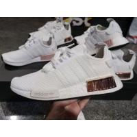 ราคา New Adidas Sale NMD R1 ขาวปลั๊ก ชมพู metallic มีตำหนิที่สีบูสขอบล่างจากการเก็บ รูปเพิ่มได้ค่ะ มือ1ของแท้ พร้อมส่ง (5112774101)