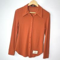 ราคา เสื้อเชิ้ตผู้หญิง ผ้าโปร่งด้านหลัง โชว์ผิว ผ้าโพลีเอสเตอร์ สีส้มอิฐ CPS Ribbed Shirt (48059132731)
