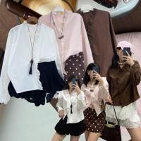 ราคา lace v shirt เสื้อเชิ๊ตคอวี แต่งระบายลูกไม้ช่วงคอและแนวกระดุม ผ้าอย่างดี เป็นทรงสวย ชายแขนแต่งระบาย น่ารักมาก (56506297730)