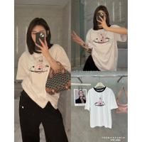 ราคา Vivi t shirt 390 TEEDA พร้อมส่ง เสื้อยืดแบรนด์ดัง ป้ายถุงแท็กครบ กุ๊นคอสีดำ พิมพ์ลายโลโก้แบรนด์สวยๆ (54956422152)