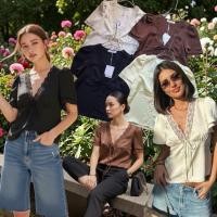 ราคา new satin x lace v neck 490 mo studio เสื้อซาตินคอวี เเขนพอง ใช้ซาตินพรีเมี่ยม กระดุมปั้มผ้าจริง งานนำเข้า (48708165374)