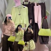 ราคา 2 piece set top เสื้อ 2 ชิ้น ด้านในคอคล้อง ด้านนอกเป็น oversize ทรง crop ผ้าไหมพรมแบบแบบดีเทล สีน่ารัก (53107467595)