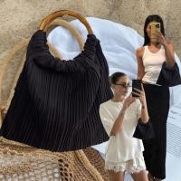 ราคา bamboo pleated bag กระเป๋าหูไม้ไผ่ อย่างดี ตัวกระเป๋าเป็นผ้าอัดพลีท ทรงสวย ใส่ของได้เยอะ ต้อนรับ summer (46907445959)