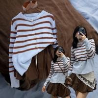 ราคา blue brown stripe cardigan cardigan แขนยาว เนื้อผ้าไหมพรม ขนนุ่มๆเลย ลายริ้วน้ำตาล แต่งกระดุมทองด้าน น่ารักมาก (45951842395)