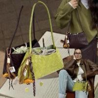 ราคา เปิดพรี bt bag กระเป๋าสายเดียว แบบทรงสะพายไหล่ มาพร้อมกระเป๋าผ้าด้านในรูดหูได้ ทรงสวยมาก พร้อมน้อง key chain (42228736646)