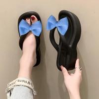 ราคา Walkon พร้อมส่งมาก รองเท้าแตะแฟชั่นสำหรับคุณผู้หญิง ดีไซน์รูปทรงเป็นหูหนีบเสริมส้น แต่งด้วยโบว์อันใหญ่สีสันสดใสไปให้ ใคร (28458245139)