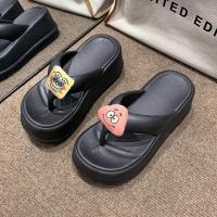 ราคา Walkon ยอดนิยม รองเท้าแตะหูหนีบเสริมส้น ติดการ์ตูนฟองน้ำน่ารักมาก มีให้เลือก 4สี แต่ละสีคือฉ่ำมาก เสริมส้น 2นิ้ว ทนน้ำ (25431670862)