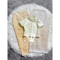 ราคา Sira Siri พร้อมส่ง ชุดไทยสีครีม เสื้อผ้าผ้าไหมอิตาลี สีครีม คอจีน แต่งกระดุมทอง งานทอละเอียด ผ้าถุงสำเร็จรูปทอลายสวยๆ (26454327192)