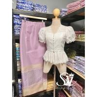 ราคา Sira Siri ชุดไทยเสื้อคอตตอนคอวี กระดุมหน้า แขนตุ๊กตา แต่งชายระบาย ผ้าถุงสำเร็จรูปทอลายสวยๆ เซทนี้น่ารักมากจ้า (26953772794)