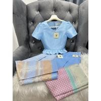 ราคา Sira Siri ชุดไทยสีฟ้า ชุดวันแม่ เสื้อผ้าไหมอิตาลี สีฟ้า คอวี แต่งชายระบาย แมทช์กับผ้าถุงสำเร็จรูปทอลายสวยๆ (26701935317)