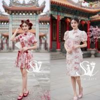 ราคา Sira Siri พร้อมส่ง ชุดเดรสกี่เพ้า ชุดตรุษจีน ชุดยกน้ำชา สไตล์โมเดิร์นคอจีน แขนตุ๊กตา งานเนื้อผ้าทอ สีขาว ตัดด้วยดอกไม้ (54804689146)
