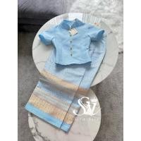ราคา Sira Siri ชุดผ้าสีฟ้า ชุดไทยวันแม่ เสื้อผ้าไหมอิตาลี สีฟ้า ทรงจิตรลดา แต่งกระดุมทอง ผ้าถุงสำเร็จรูปทอลาย อัดกาวอย่างดี (42858532100)