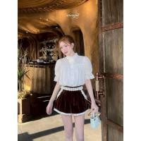 ราคา Set 2 ชิ้น เสื้อสีขาวออฟไวท์ทรงคอตั้งระบาย ดอกกุหลาบ 3D ที่ถอดได้ เสื้อทรงตุ๊กตาพองๆ กางเกงขาสั้นที่ใช้เนื้อผ้ากำมะหยี่ (57359025809)