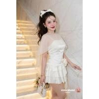 ราคา เดรสเกาะอกสายเดี่ยว สายสามารถปรับความยาวได้ ช่วงกระโปรงแต่งระบายชั้น แต่งเข็มกลัดดอกไม้ด้านข้าง แต่งผ้าคลุมไหล่ชีฟองยาว (28037848011)