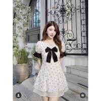 ราคา Set 2 ชิ้น เสื้อทรงตุ๊กตา พิมพ์ลายโบว์จิ๋วทั่วตัว มีโบว์กำมะหยี่สีดำขนาดใหญ่ช่วงหน้าอก กางเกงขาสั้นเอวสูงสีครีม (54158475762)