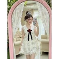 ราคา มินิเดรสลายจุด Polka Dot ปกคอเสื้อแต่งขอบลูกไม้ มาพร้อมเข็มกลัดดอกกุหลาบกำมะหยี่สีแดงและริบบิ้นสีดำยาว (45700261601)