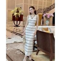 ราคา ชุดเดรสยาวแขนกุดทรงเข้ารูปลายริ้วขวางสีดำบนพื้นขาว ผ้าไหมพรมทอเนื้อละเอียด (44152221367)