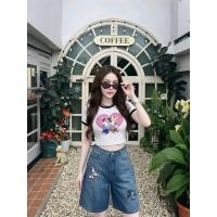 ราคา Set 2 ชิ้น เสื้อยืดสีขาวตัดขอบสีดำหน้าอกสกรีนลายมิกกี้มินนี่หัวใจแบรนด์ กางเกงยีนส์สามส่วน สกรีนลาย (41626046213)